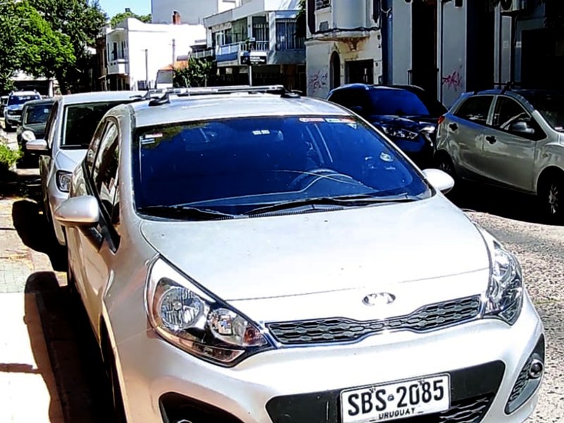 Gonzalo Machado barras para KIA RIO con ventosas StickyRack.uy