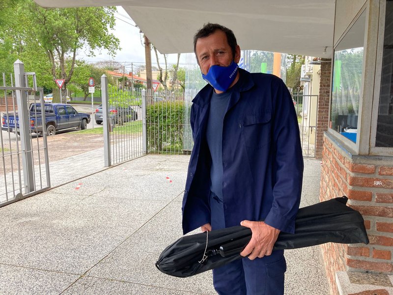 Edgardo Cruz barras para auto con ventosas StickyRack.uy