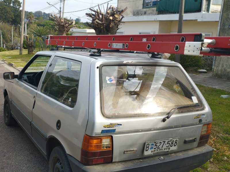 Maicol Cuadro Fiat Uno con baca universal para autos con ventosas StickyRack.uy para escaleras
