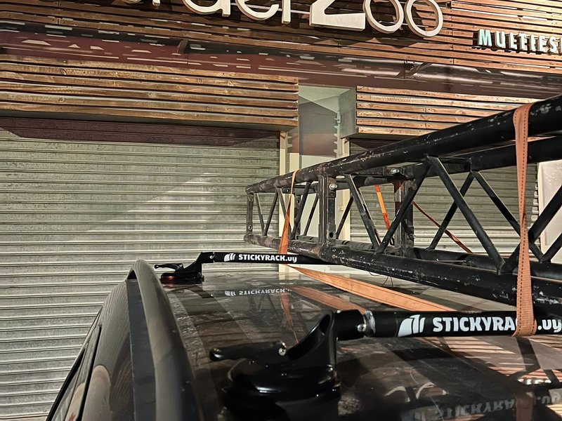 German Surraco StickyRack.uy barras universales para auto con ventosas transportando iluminación