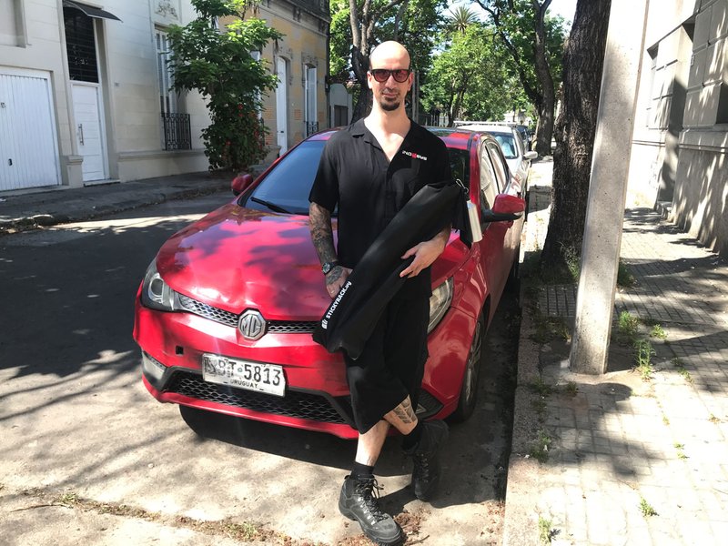 2022-11-28 Leon LabassProject StickyRack.uy barras universales para auto con ventosa Alfa Romeo