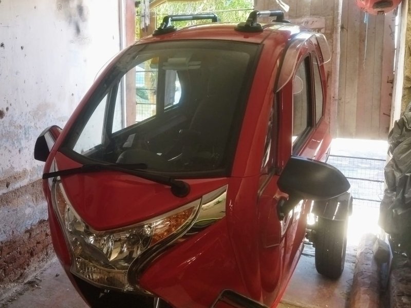 2022-12-02 Rosana barras bacas triciclo eléctrico StickyRack.uy con ventosas