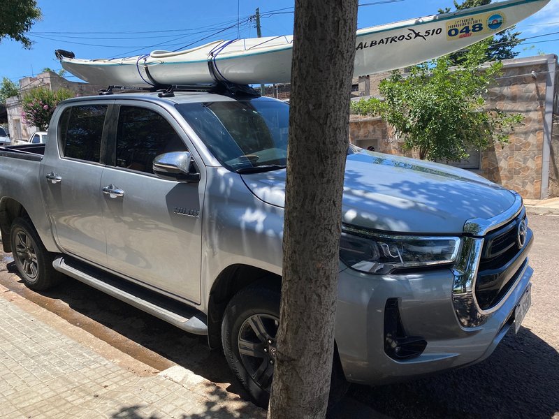 2022-12-16 Marcos Beltramelli StickyRack.uy Toyota Hilux Kayak
