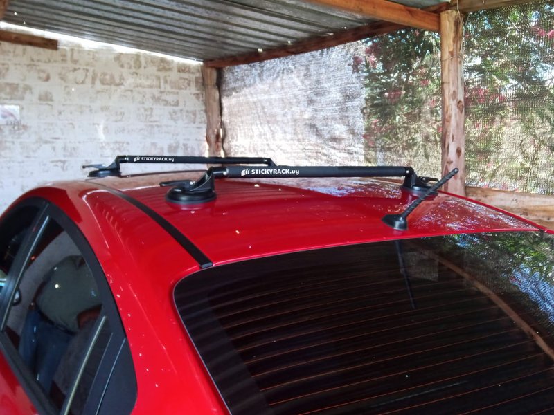 2022-12-22 Carina barras para auto con ventosa StickyRack.uy