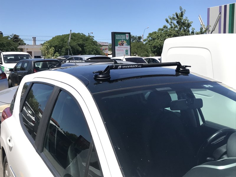 2023-01-10 Felipe y Valeria Instagram Barras universales para techo Peugeot 207 Sw Active techo vidrio StickyRack.uy