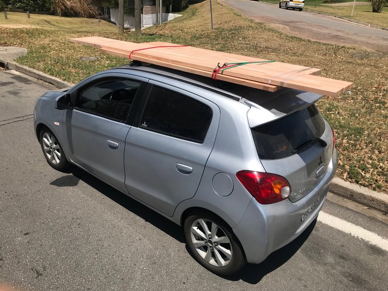 Traslado de maderas finger joint de Gabycar en barras con ventosas StickyRack.uy