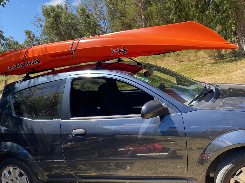 2023-01-19_Hernan en Piriapolis con sus barras para Ford Ka universales para auto Ford Ka StickyRack llevando un Kayak con ventosas