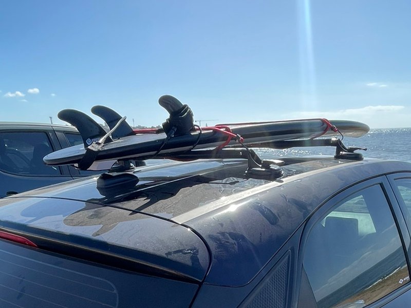 2023-01-23 Mathias Apardian barras universales StickyRack.uy Hyundai HB20 tabla de surf con ventosas
