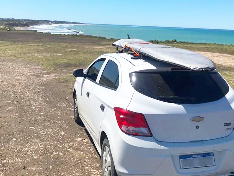 2023-10-15 Barras bacas para Chevrolet Joy universales con ventosas StickyRack.uy para Santiago tabla de surf.jpg