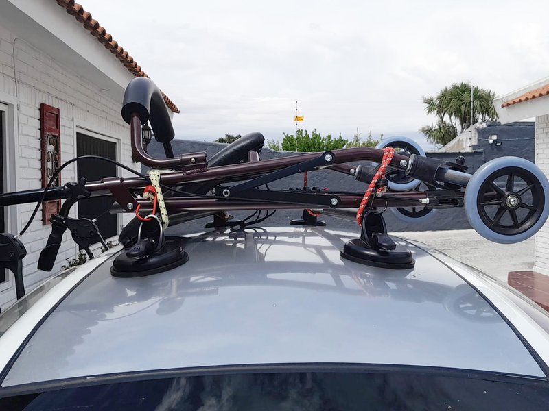 2023-11-29 Patricia muestra sus bacas o barras con ventosas StickyRack en Triciclo Electrico para transportar andador.jpg