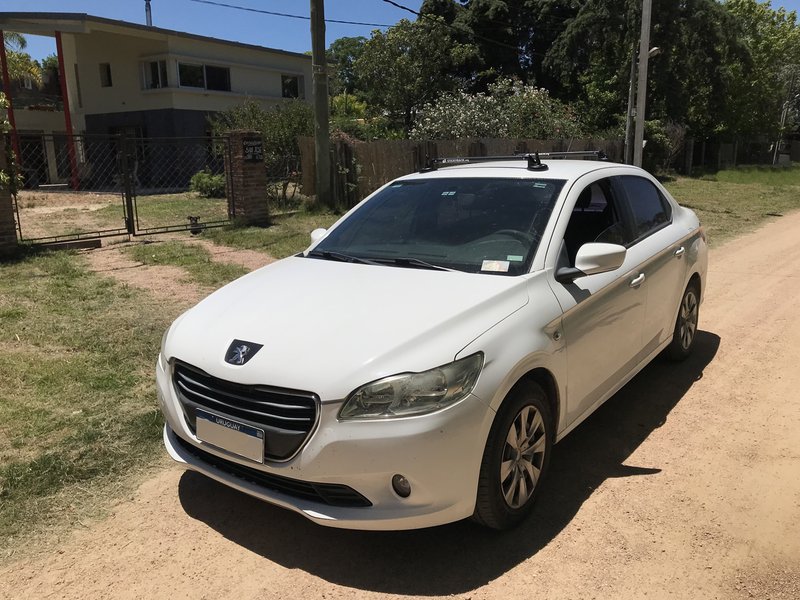2023-12-31 Pablo Cestaro baca con ventosa universal barra para Peugeot 301 sedan StickyRack.uy Barra de Maldonado Punta del Este Uruguay