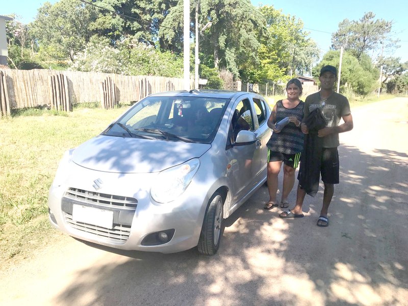 Enero 2024-01-08 Gerardo comprando barras portaequipaje para auto Suzuki Celerio universales con ventosas baca marca StickyRack.uy en Uruguay viaje al Chuy
