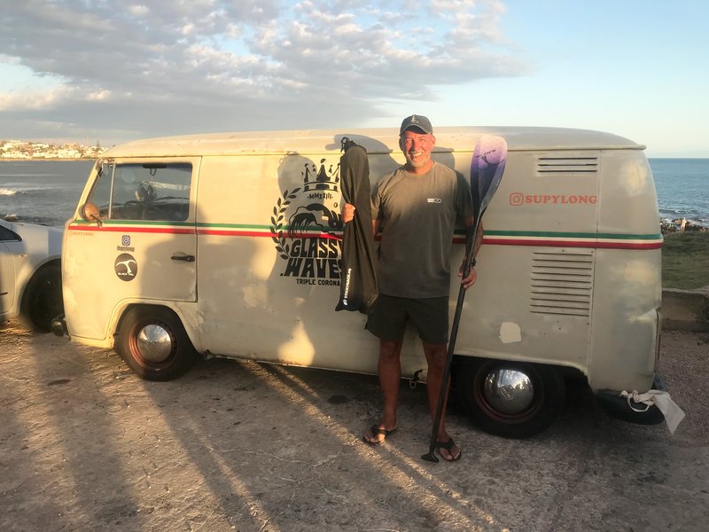 2024-01-15 Arnold Glutz surfer ganador campeonato SUP con barras bacas universales para Volskvawen Combi StickyRack con ventosas en La Barra Punta del Este Uruguay.
