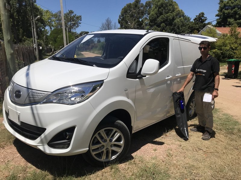 2024-01-17 Barras portaequipaje y escalera para camioneta utilitaria BYD T3 electrica StickyRack.uy barras bacas removibles con ventosas_Diego Perez iParkings