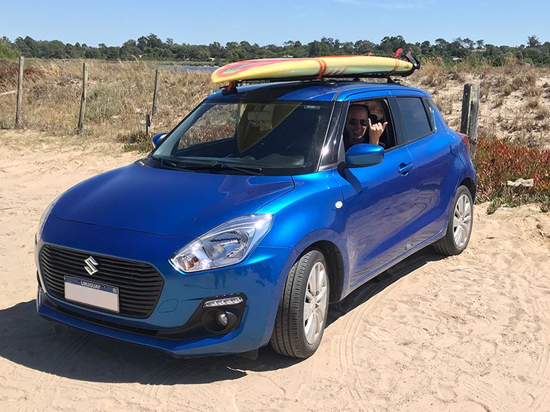 2024-02-06 Silvio con su StandUp Paddle y Barras portaequipaje StickyRack.uy removibles con ventosas en Suzuki Swift Uruguay El Pinar