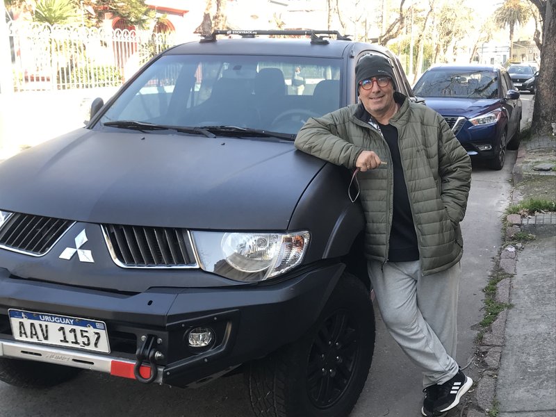 Andres camioneta Mitsubishi StickyRack.uy barras baca universales para auto con ventosas.jpg