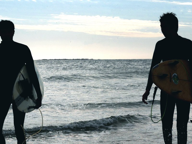 StickyRack.uy_Lucas y Yuka surf.jpg